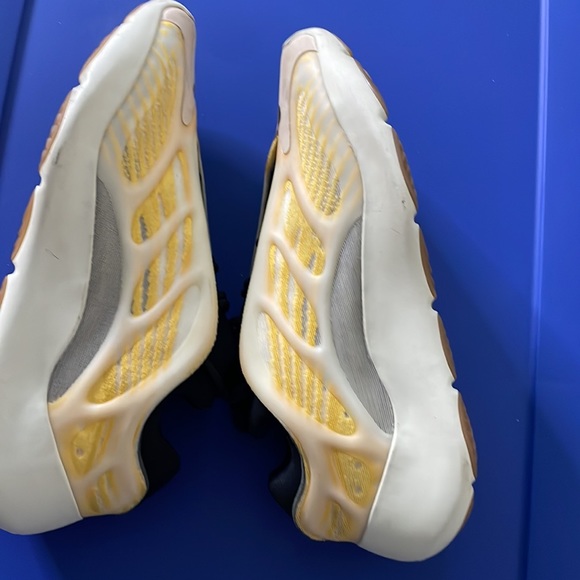 Yeezys Yellow 700’s